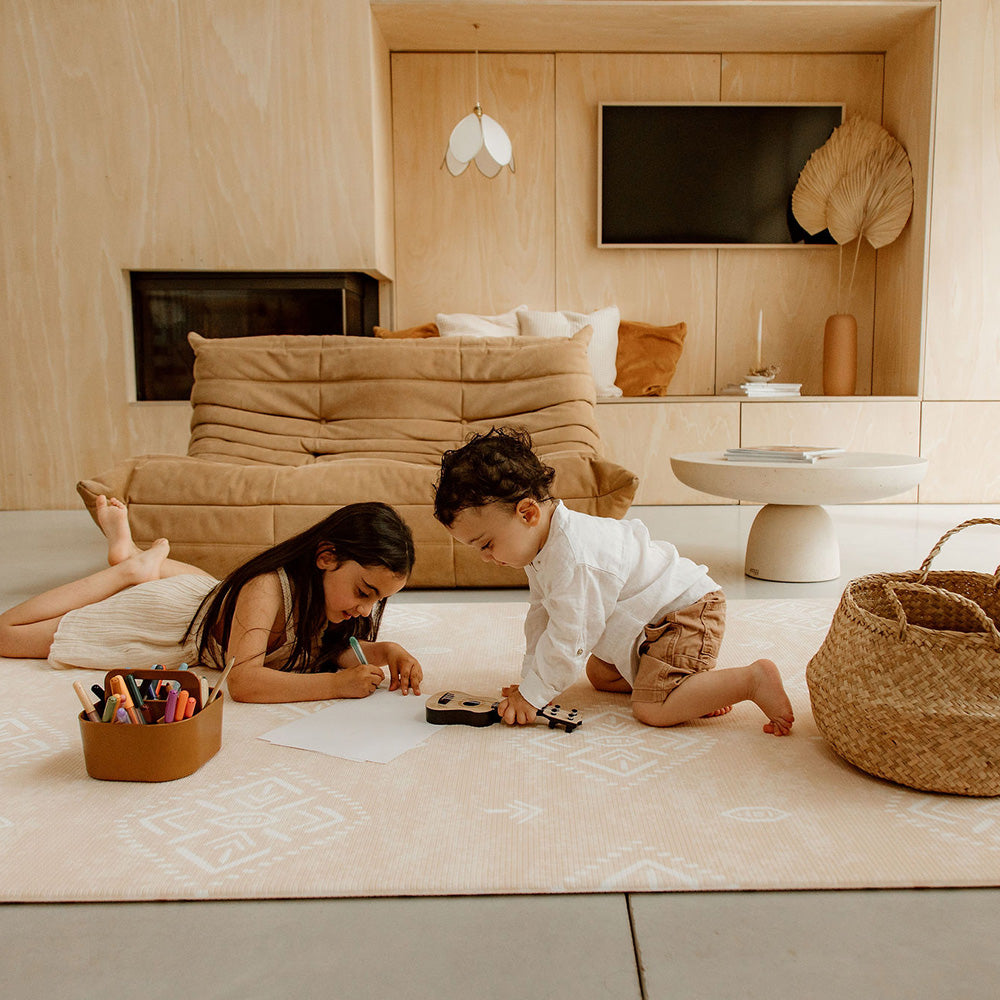 enfants jouant sur le tapis de jeu xl tapilou