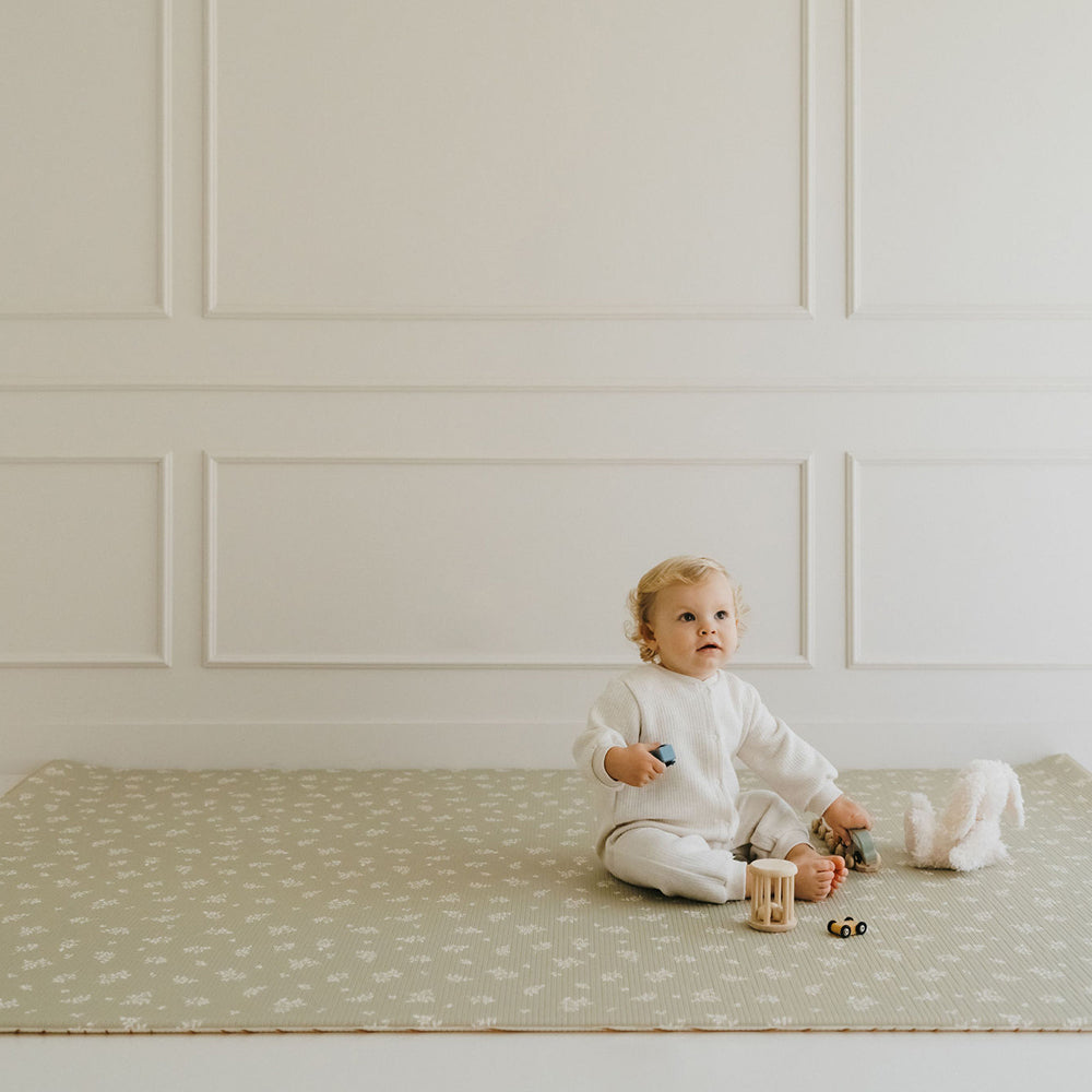 bébé qui joue sur le tapis de jeu gran format l'oasis