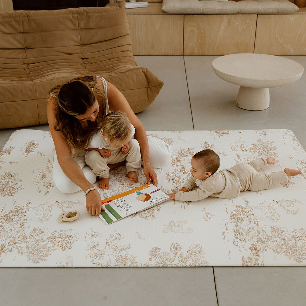 Maman et ses deux enfants sur le tapis de jeu XL le Bambino