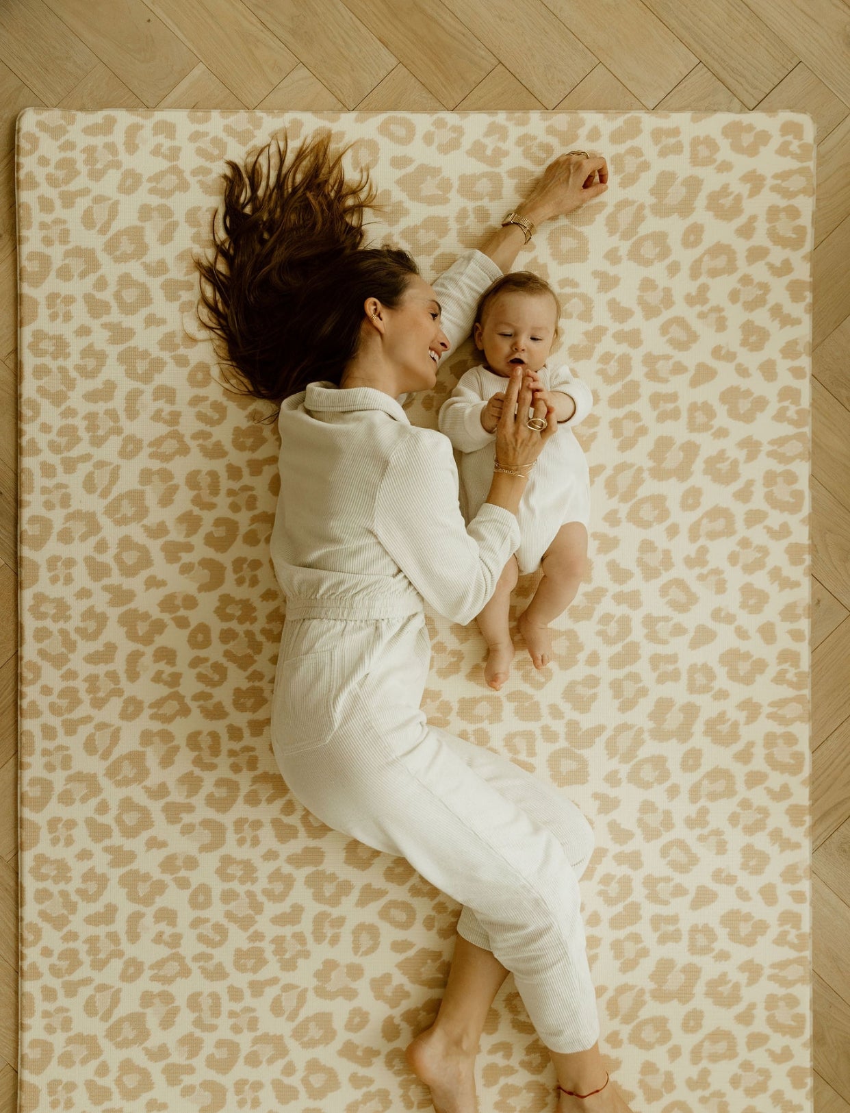 maman et bébé sur le tapis de jeu xl le léopard tapilou