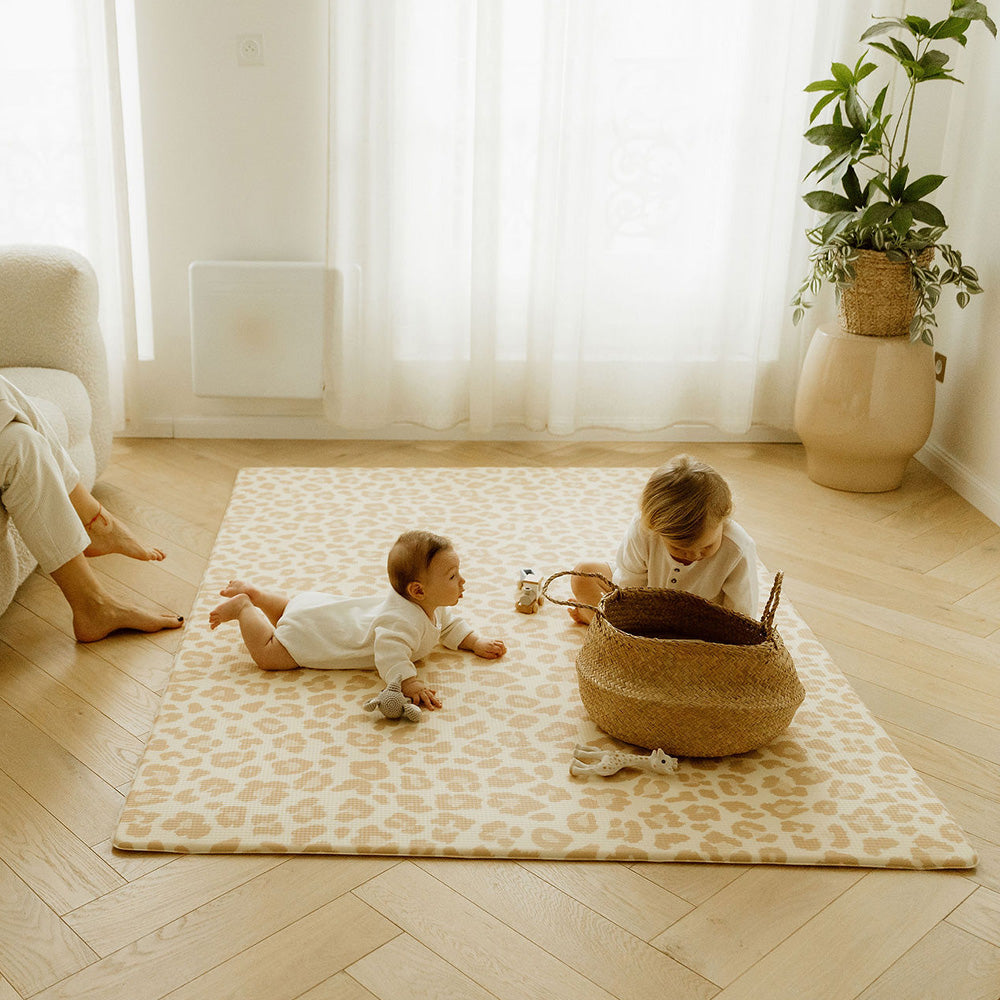 enfants qui jouent sur le tapis de jeu XL léo tapilou