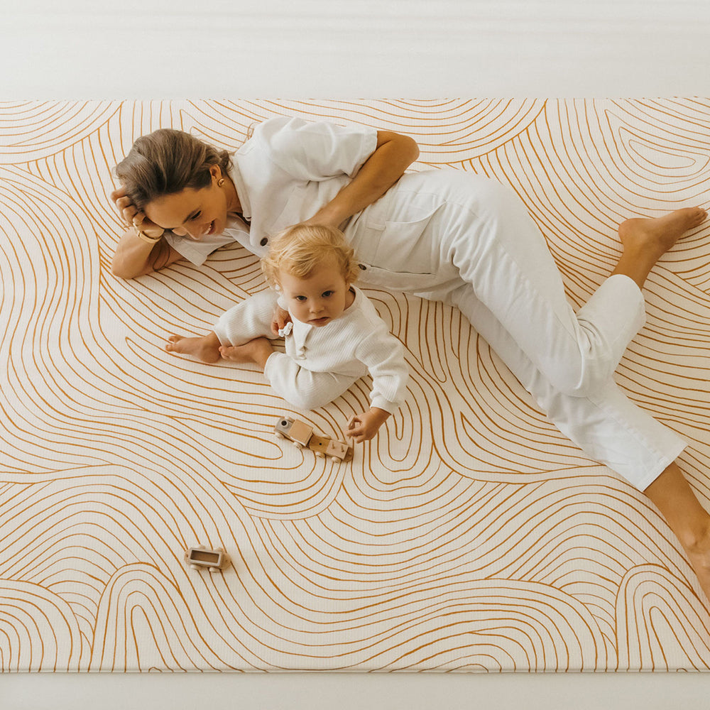 maman et bébé sur le tapilou xl l'oasis