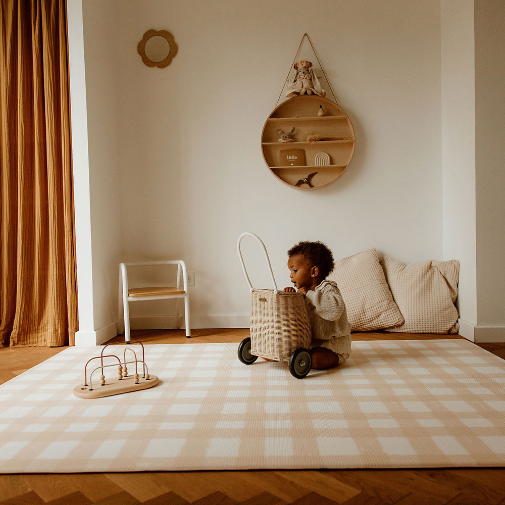 bébé sur le tapis de jeu xl motif vichy beige épuré