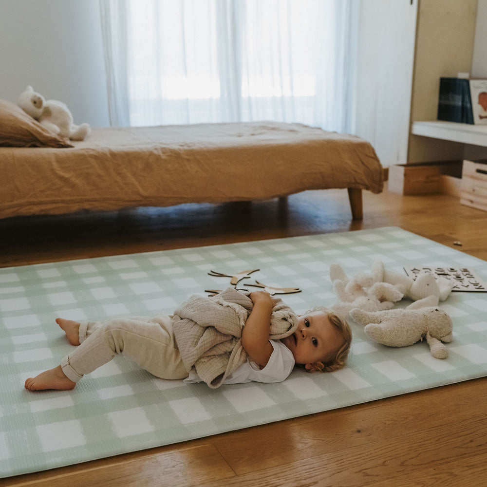 bébé allongé sur le tapilou xl motif vichy vert d'eau