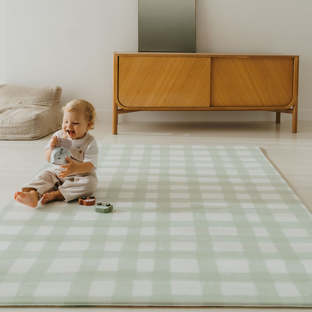 bébé mangeant sur le tapis de jeu xl le lagoon