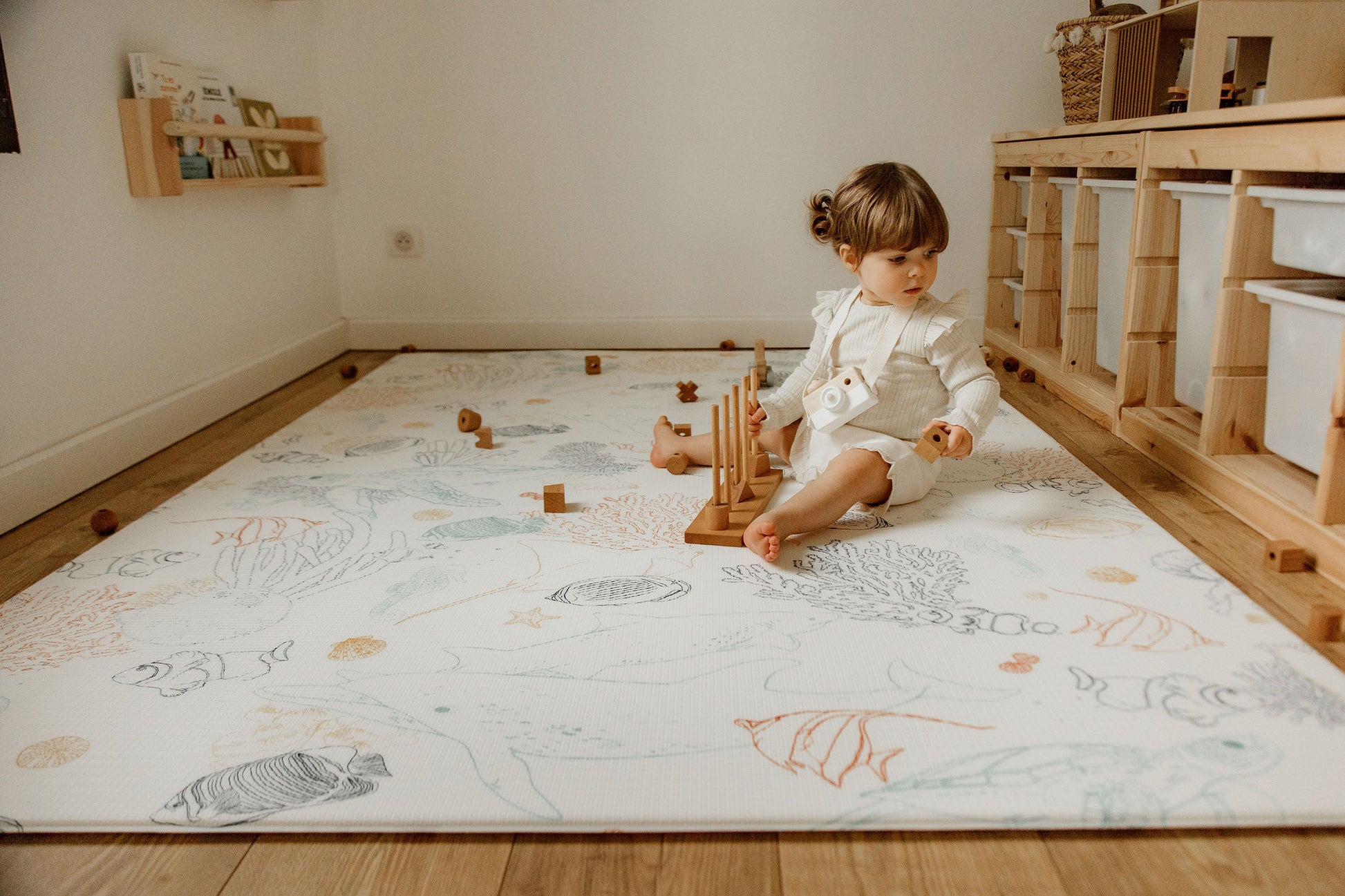 petite fille qui joue sur le tapis de jeu xl coquillage