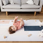 bébé allongé sur le dos sur le tapis de jeu tapilou