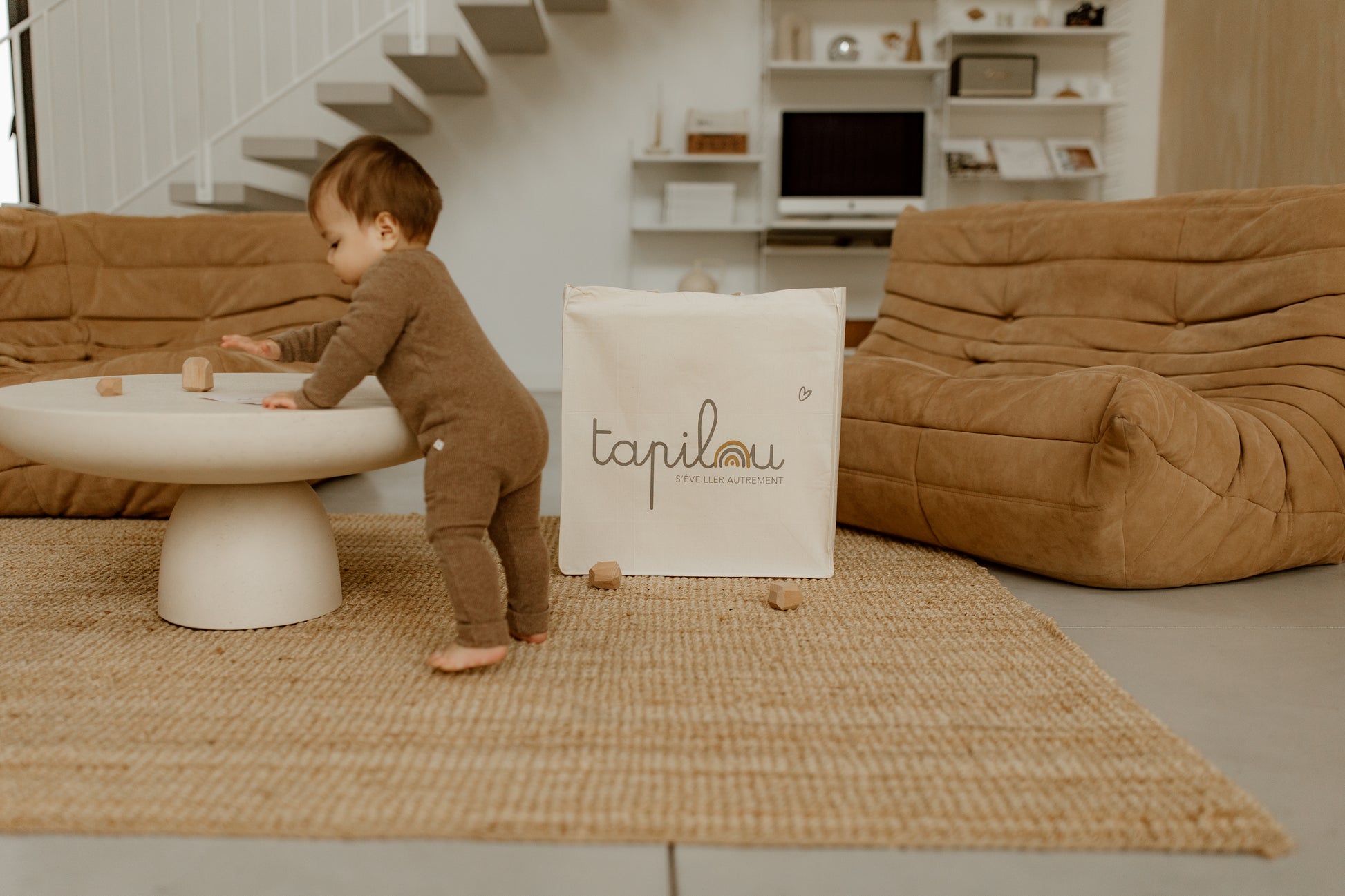 bébé avec à côté le tote bag tapilou